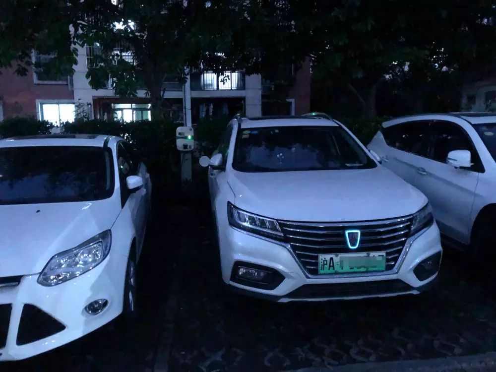 想給車充電得開10公里！如何解決出租車夜間“一樁難求”？
